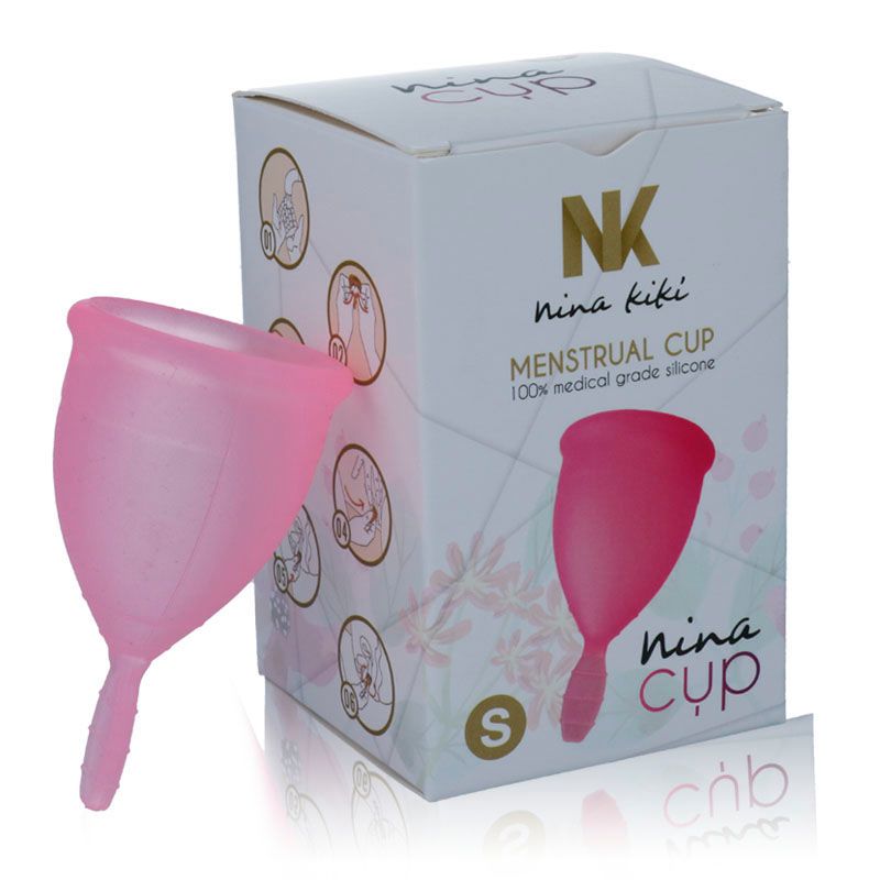 Menstruationstasse und Verpackung. Aufschrift: Nina Kikí, Menstruationstasse, S. Aus 100% medizinischem Silikon. Rosa.