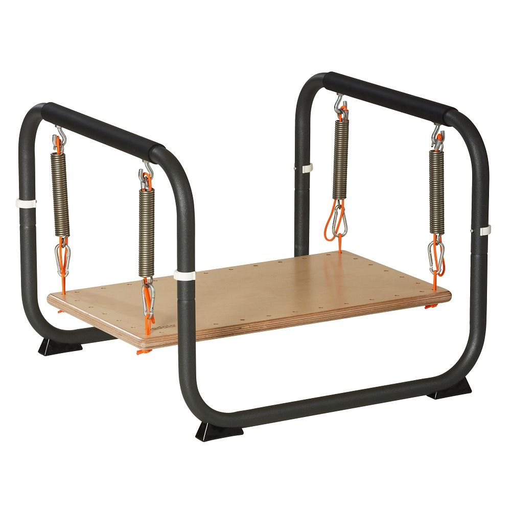 Trainingsgerät mit Holzplatte, Metallrahmen, Federn und Griffen. Orangefarbene Befestigungen an den Federn.