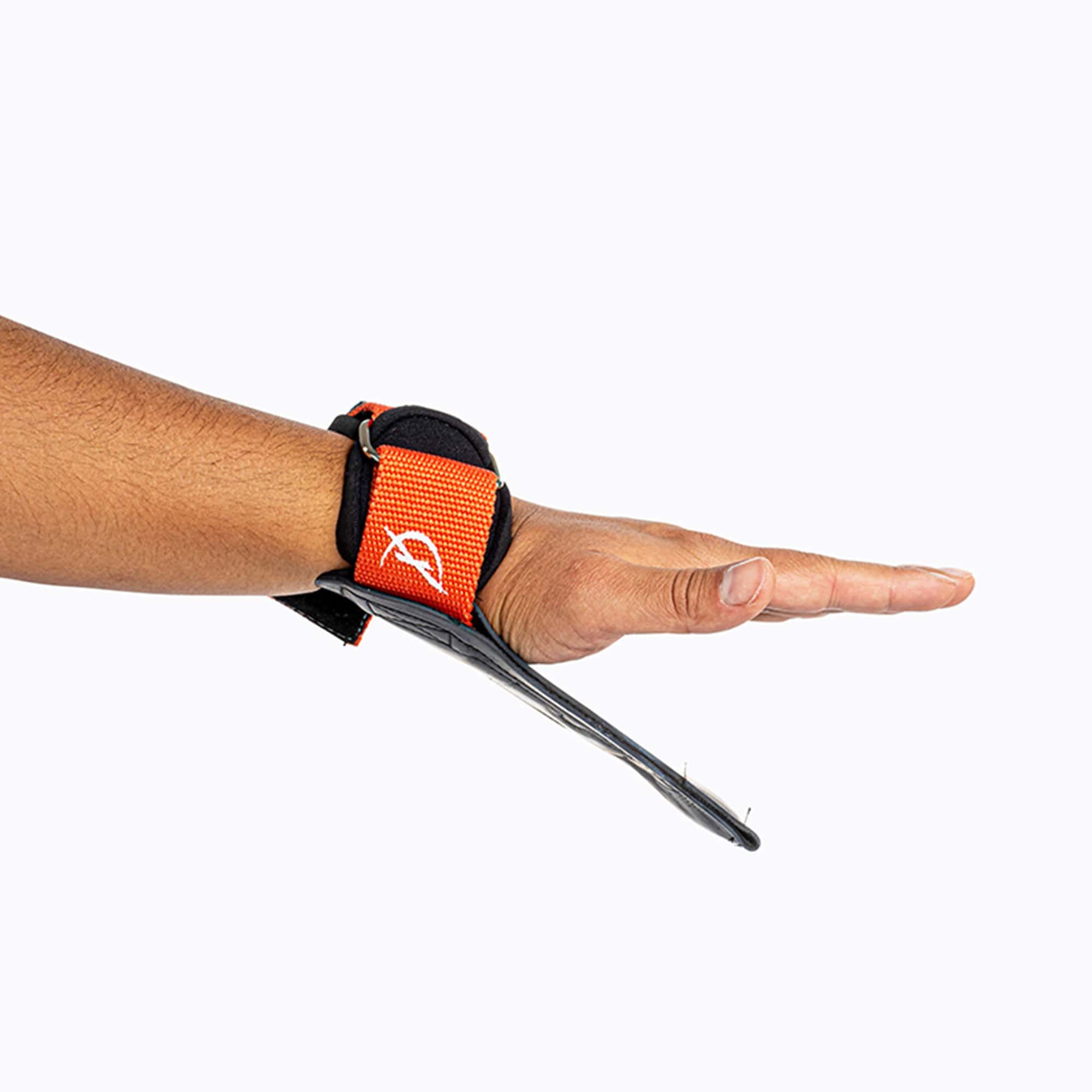 Hand mit Ultra-Grips. Schwarzes Band mit "ULTRA GRIPS" und orangefarbenen Akzenten.