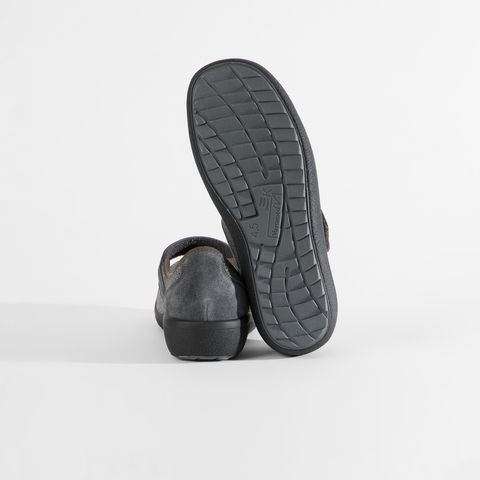Graue Damenschuhe mit Klettverschluss, Riemen und Profilsohle.