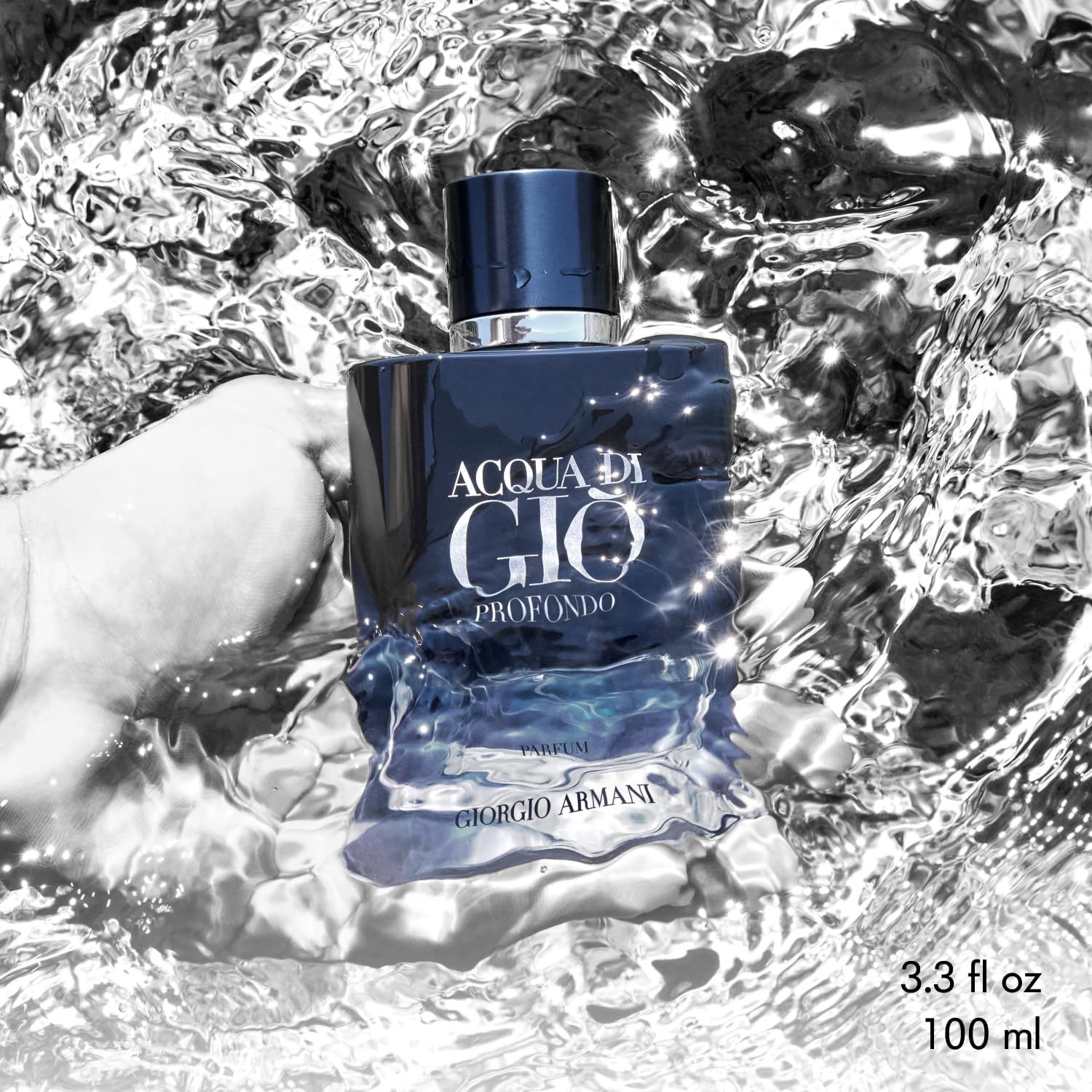 Blau-transparente Flasche im Wasser. Text: Acqua di Giò Profondo, Parfum, Giorgio Armani. 3.3 fl oz 100 ml.