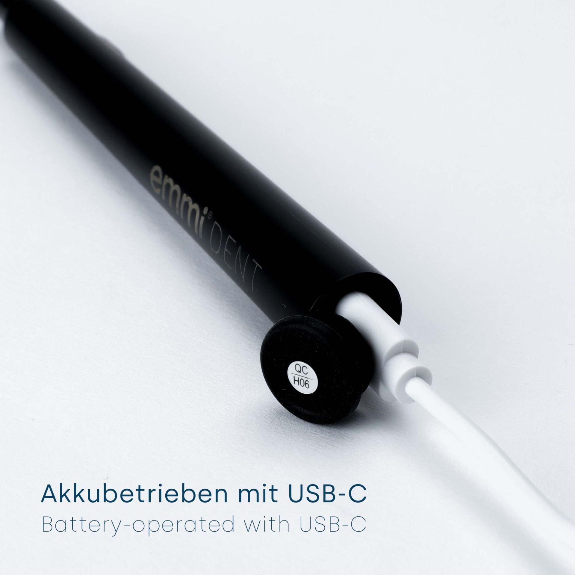 Schwarze elektrische Zahnbürste mit USB-C-Anschluss. Akkubetrieben.