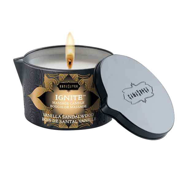 Schwarze Kerze mit Deckel. Aufschrift: Kamasutra Ignite Massage Candle. Vanille-Sandelholz. Flamme brennt. Schwarzer Behälter mit goldenem Muster.