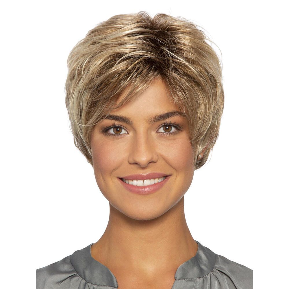 Perücke Lilo von Lofty. Kurze, blonde Kunsthaarperücke mit Pony. Frontale Ansicht einer Frau.