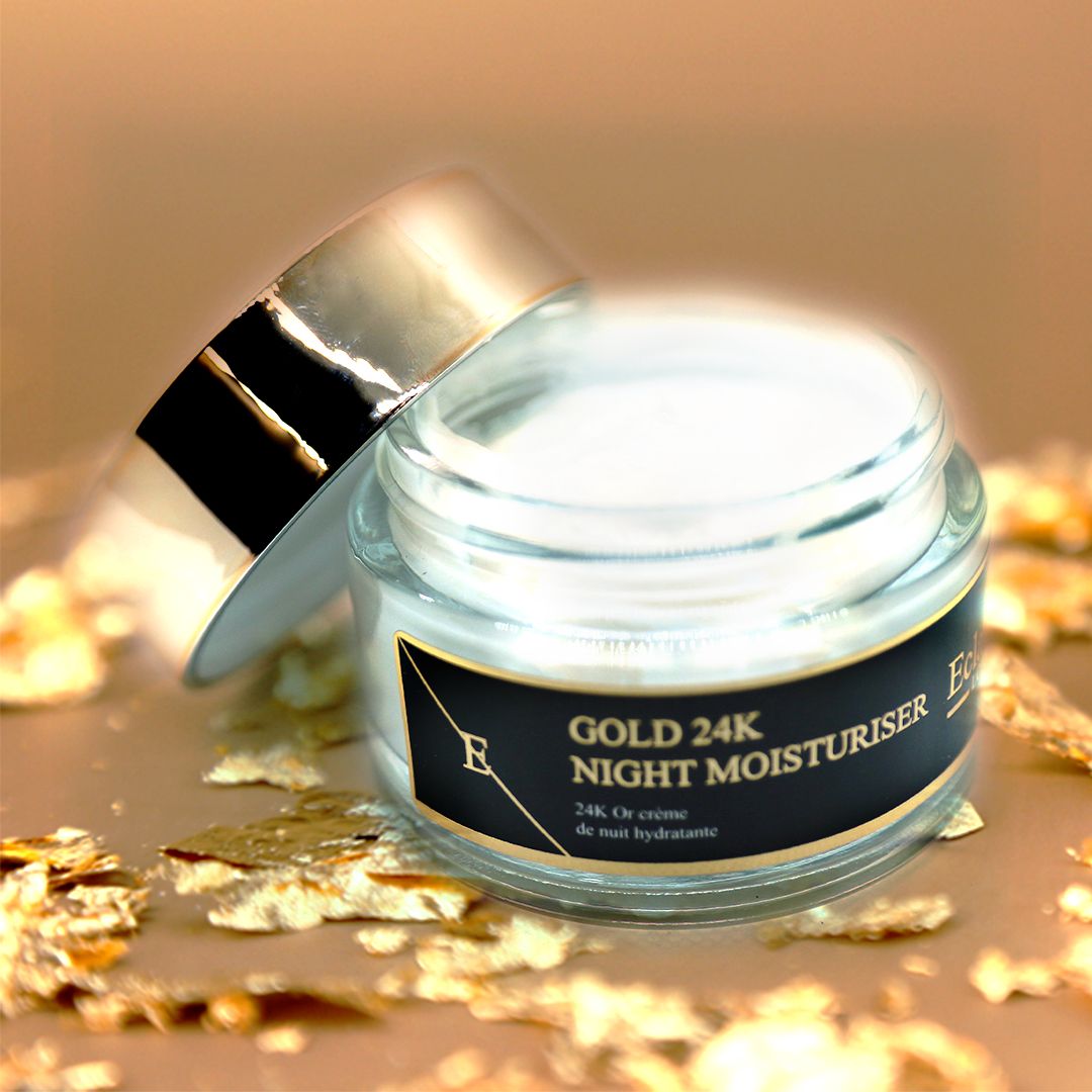 Creme-Tiegel mit goldfarbenem Deckel, geöffnet. Aufschrift: GOLD 24K NIGHT MOISTURISER. Umgeben von goldenen Blättern.