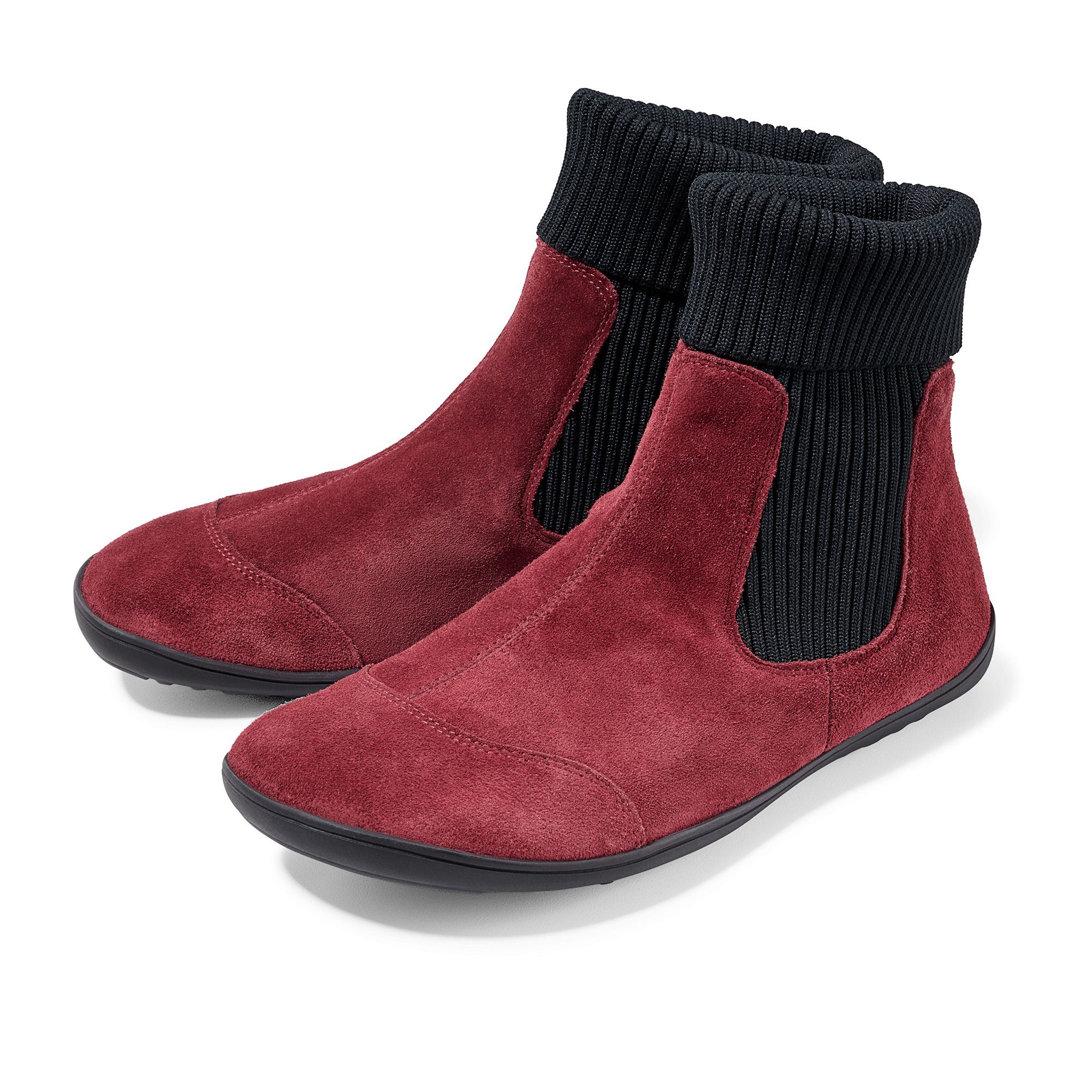 Zwei weinrote Stiefeletten mit schwarzem, geripptem Schaft. Flache Sohle. Obermaterial aus Wildleder.