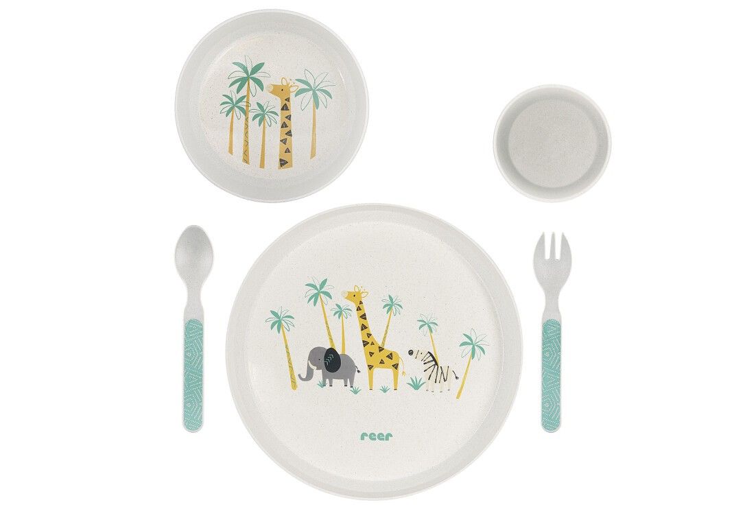 Kindergeschirr-Set mit Teller, Schüssel, Löffel und Gabel. Beige mit Tier- und Palmenmotiven. Grüne Akzente an Besteckgriffen.