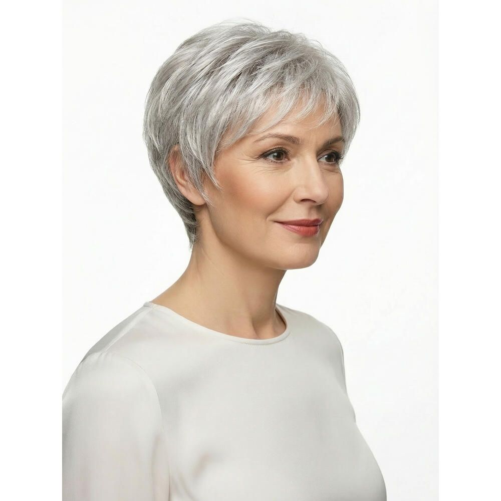 Kurzhaarperücke in Grau. Frau trägt ein weißes Oberteil. Seitliche Ansicht.