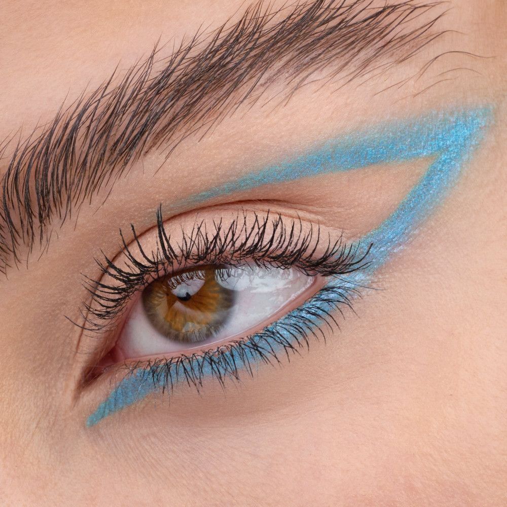Auge mit blauem Eyeliner-Design. Wimpern und Augenbrauen sichtbar.