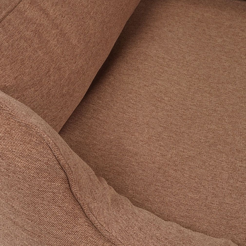 Nahaufnahme des braunen Stoffes des Hundebetts Leano. Textur und Materialdetails sind sichtbar.