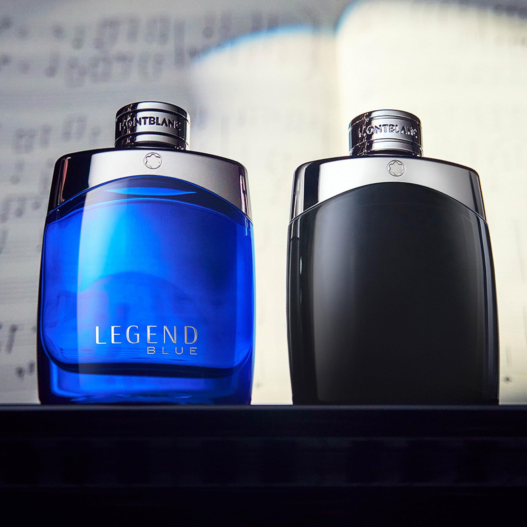 Zwei Flakons, einer blau, einer schwarz, mit silberfarbenen Deckeln. Aufschrift LEGEND. MONTBLANC-Logo auf dem Deckel.