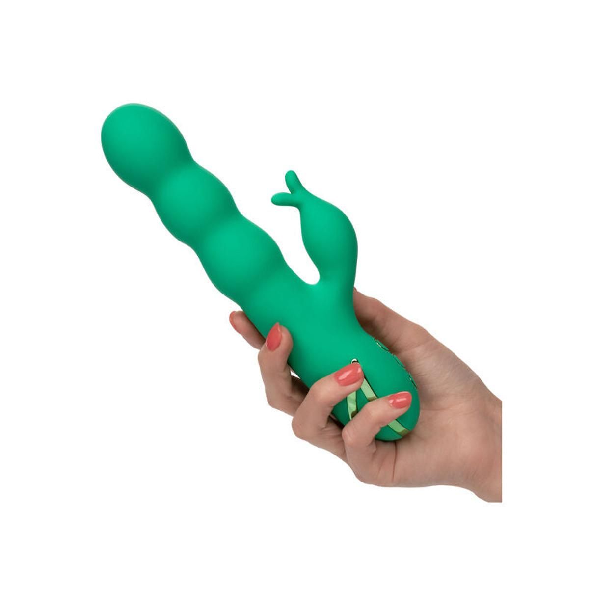 Grüner Vibrator in einer Hand gehalten. Geriffelte Oberfläche, hasenohrförmiger Aufsatz und drei Knöpfe.
