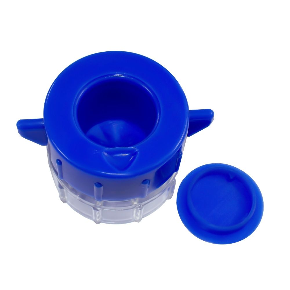 Tablettenmörser, blaues Oberteil und transparenter Behälter. Deckel abgenommen.