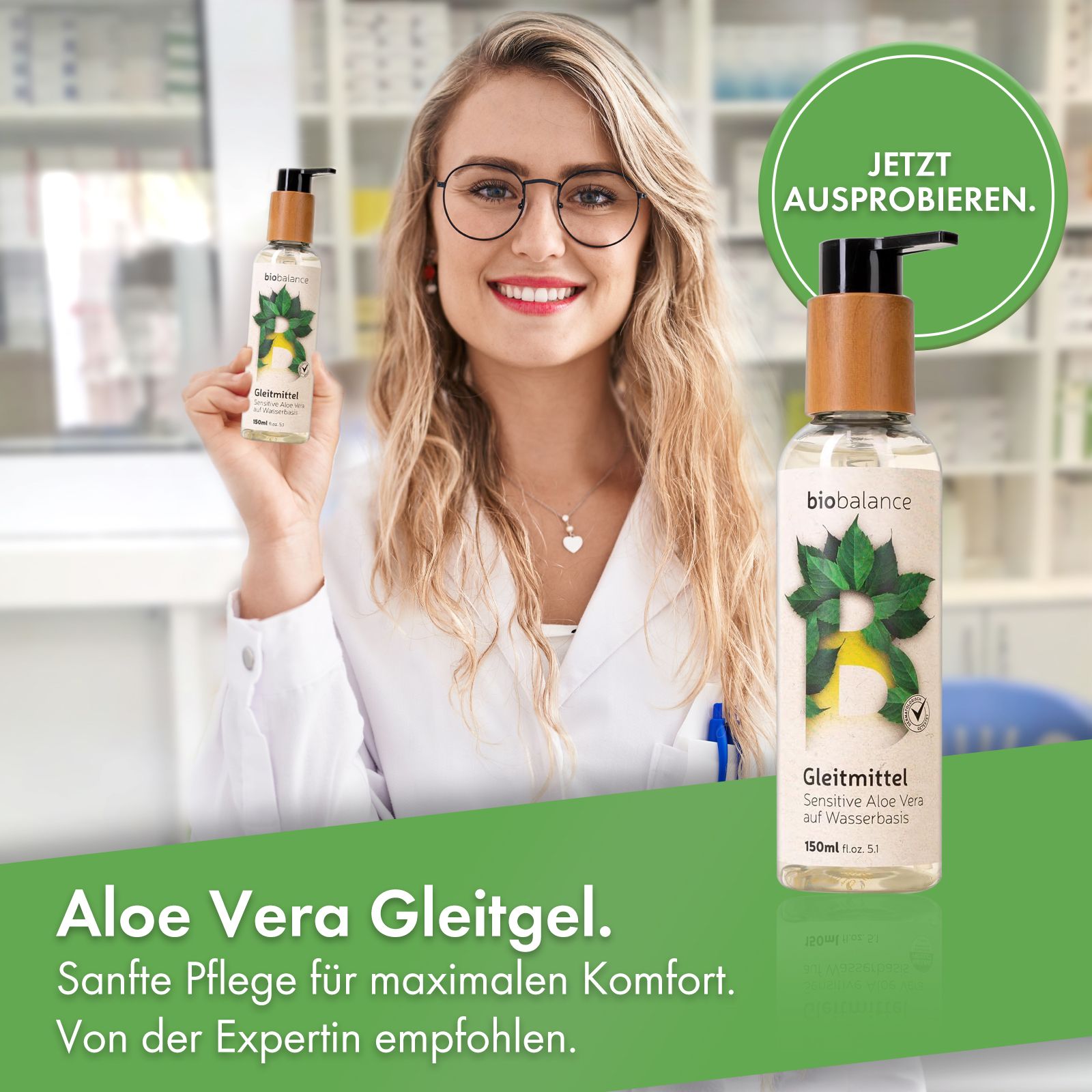 Frau mit Brille hält Gleitmittel-Flasche. Eine weitere Flasche steht daneben. Apotheken-Hintergrund.