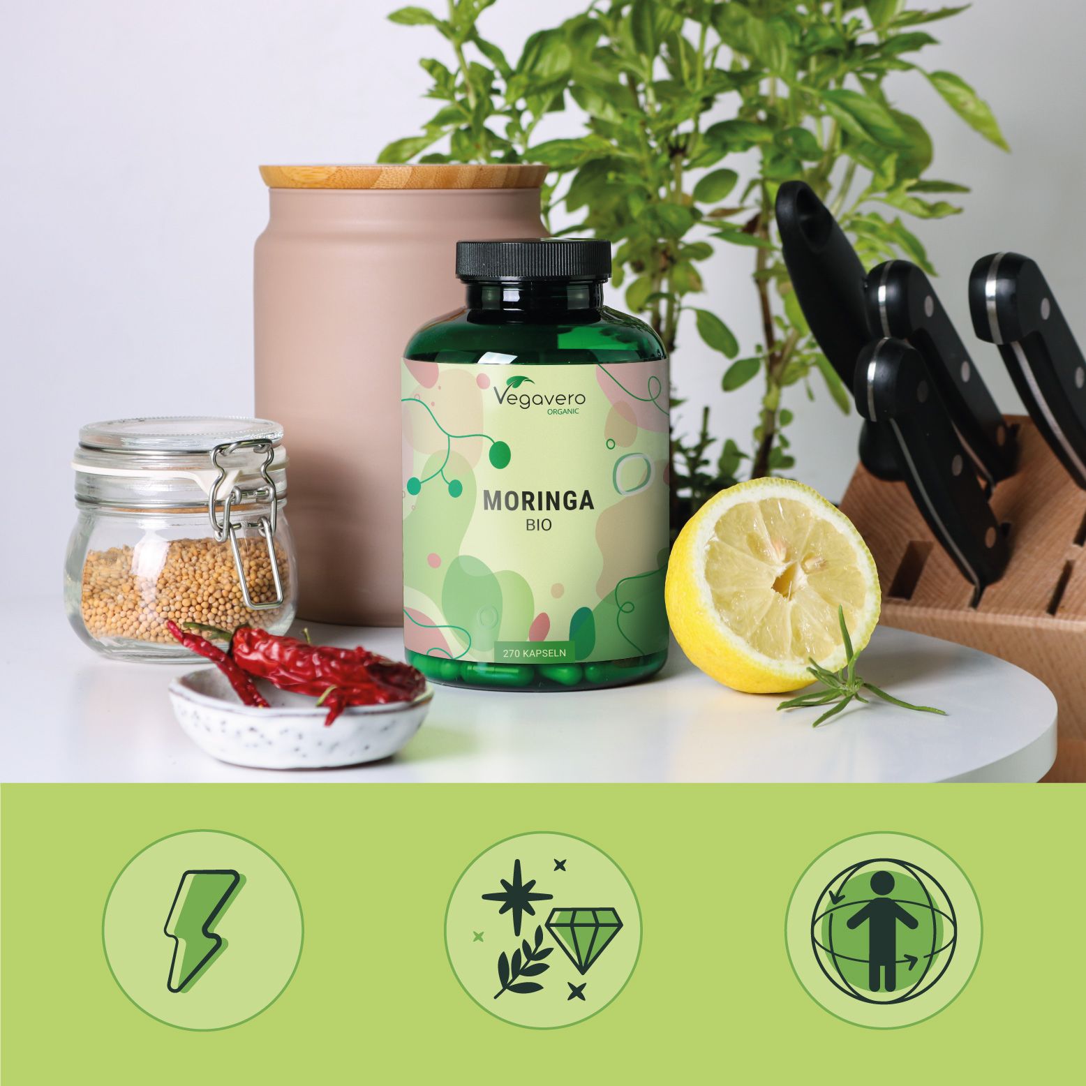 Grüne Flasche mit Moringa BIO. Umgebung: Gewürze, Messer, Zitrone. Symbole: Blitz, Diamant, Weltkugel.