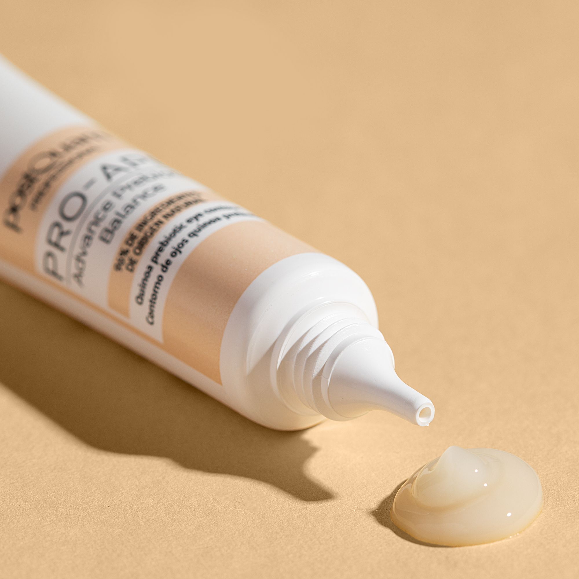 Creme-Tube, aus der Creme austritt. Aufschrift: PRO-APB, Advance Prebiotic Balance. Enthält 96% Inhaltsstoffe natürlichen Ursprungs.