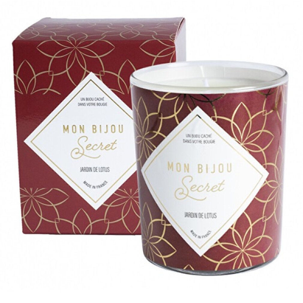 Kerze in Glasbehälter und Verpackung. Roter Hintergrund mit goldenen floralen Mustern. Text: Mon Bijou Secret, Jardin de Lotus.