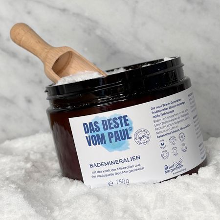Braunes Tiegel mit Bademineralien und Holzschaufel. Aufschrift "Das Beste vom Paul". 750g. Vegan, ohne Tierversuche, ohne Mikroplastik.