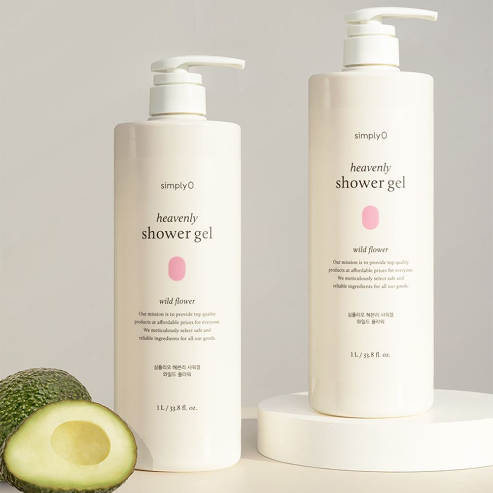 Zwei beige Flaschen mit weißen Pumpverschlüssen. Aufschrift: "simplyO heavenly shower gel wild flower". Rosa Blüten-Illustration. Avocado.