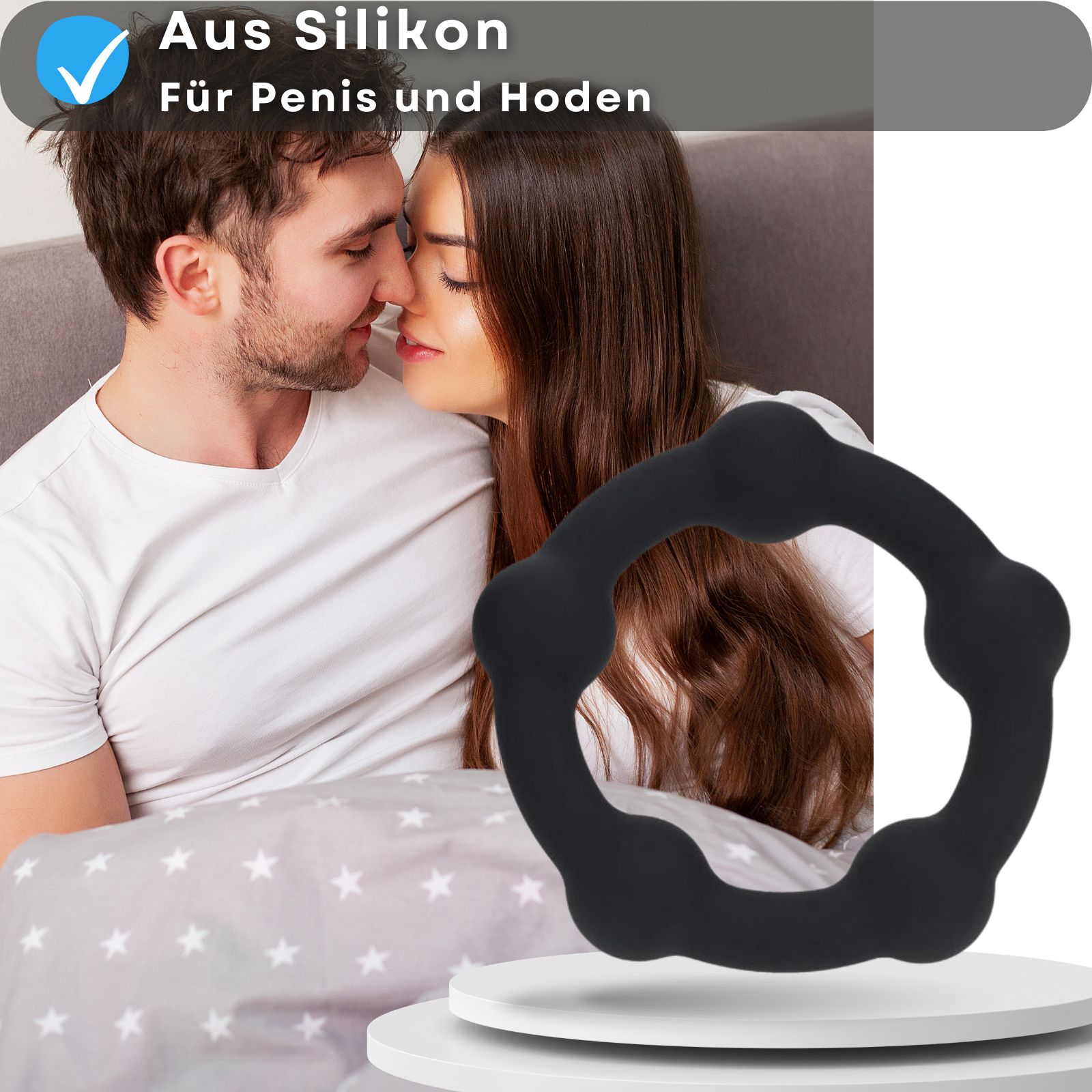 Ein schwarzer Penisring aus Silikon. Paar im Hintergrund. Aufschrift: Aus Silikon, für Penis und Hoden.