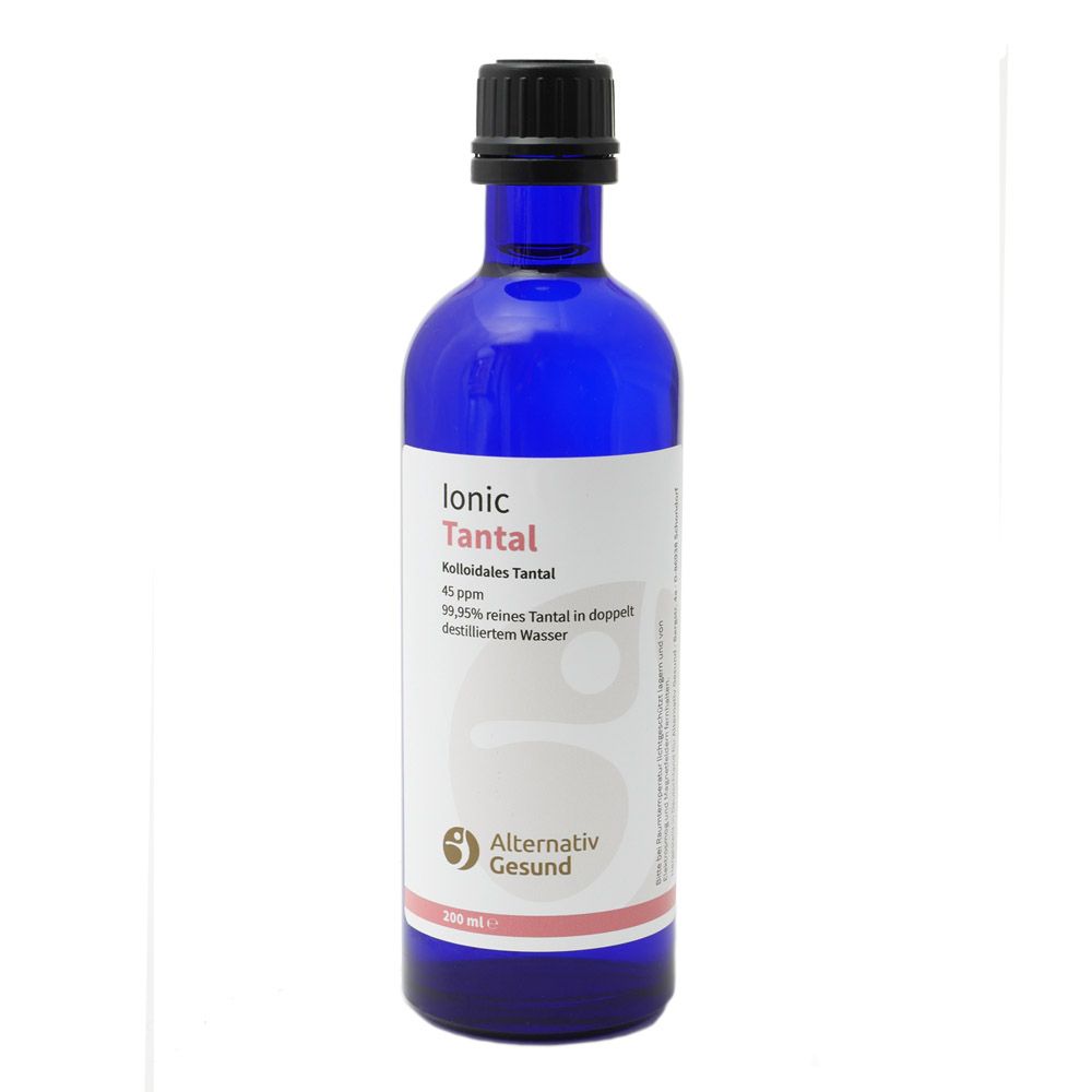Blaue Glasflasche mit schwarzem Deckel. Aufschrift: Ionic Tantal, Kolloidales Tantal, 45 ppm, 99,95% reines Tantal in doppelt destilliertem Wasser. Logo: Alternativ Gesund.