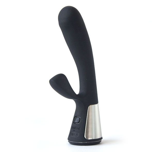Schwarzer Vibrator mit gebogener Form und silberfarbenem Sockel. Drei Knöpfe sind sichtbar.
