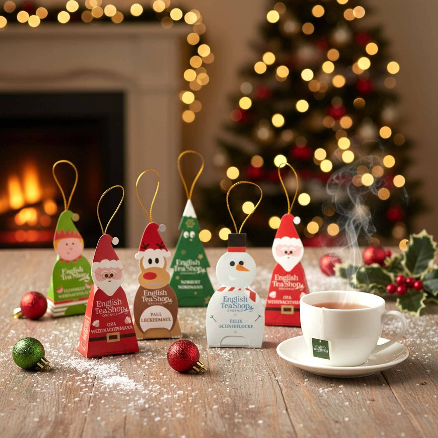 Sechs weihnachtliche Tee-Anhänger auf Holztisch mit einer Tasse Tee und Weihnachtsdekoration.