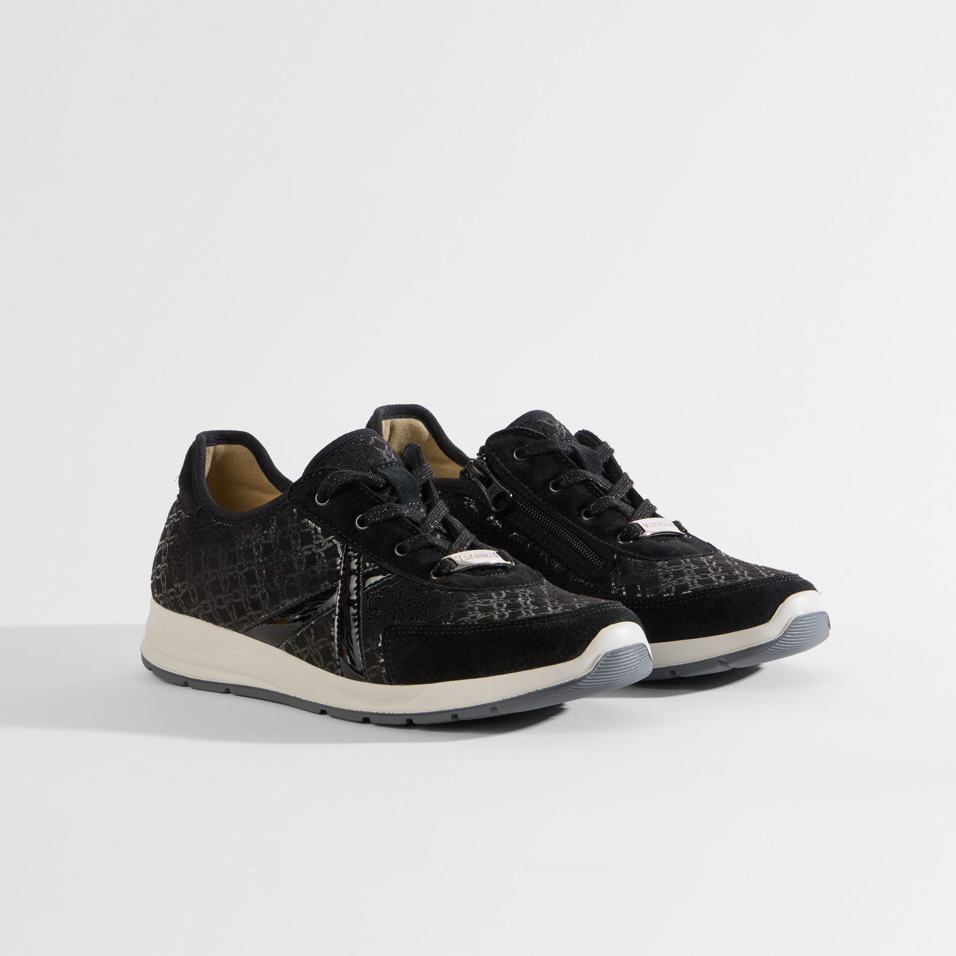 Schwarze Sneaker mit Reißverschluss und Schnürung. Geprägtes Muster und Glitzer-Akzente.