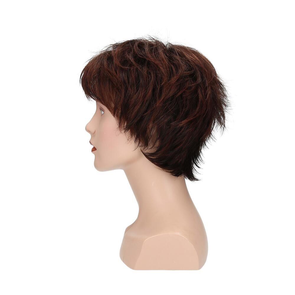 Perücke Mary, braun, mit kurzem, fransigem Schnitt. Seitenansicht auf einer Büste.