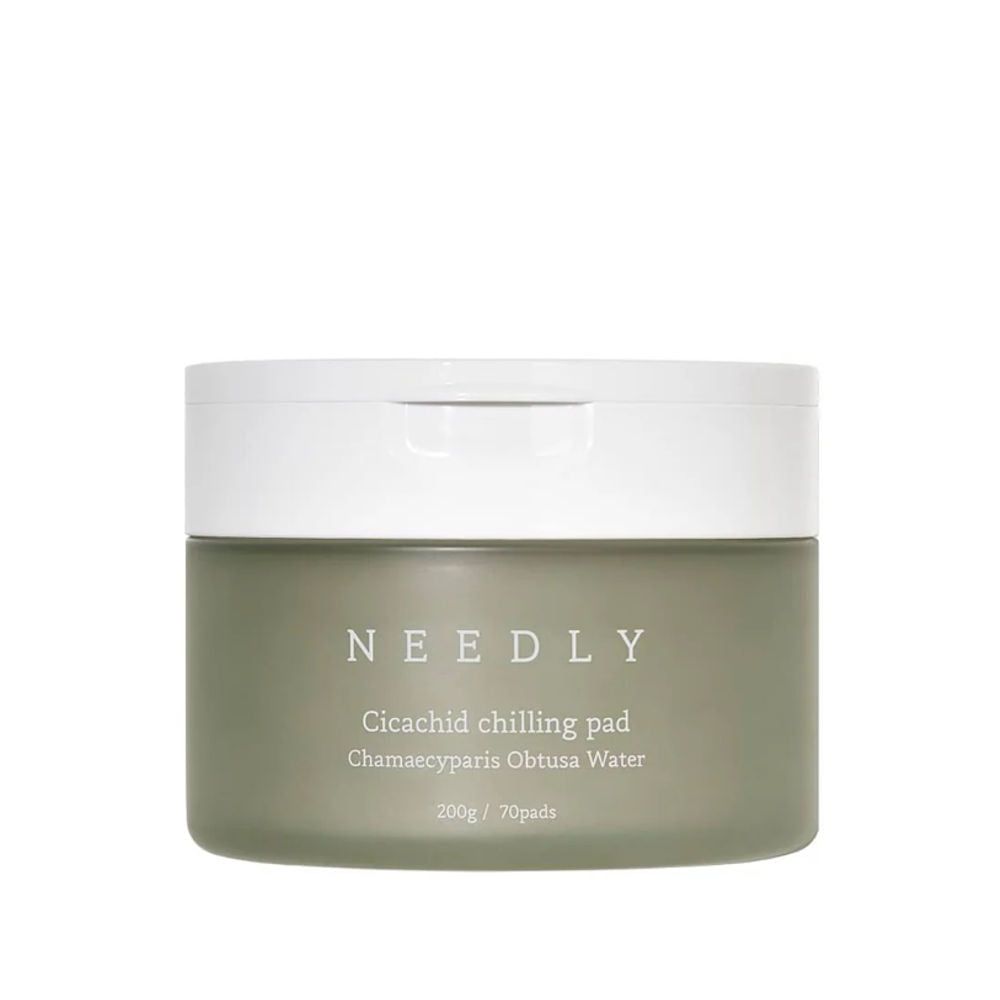 Runde, grüne Dose mit weißem Deckel. Aufschrift: NEEDLY, Cicachid chilling pad, Chamaecyparis Obtusa Water. Inhalt: 200g / 70pads.