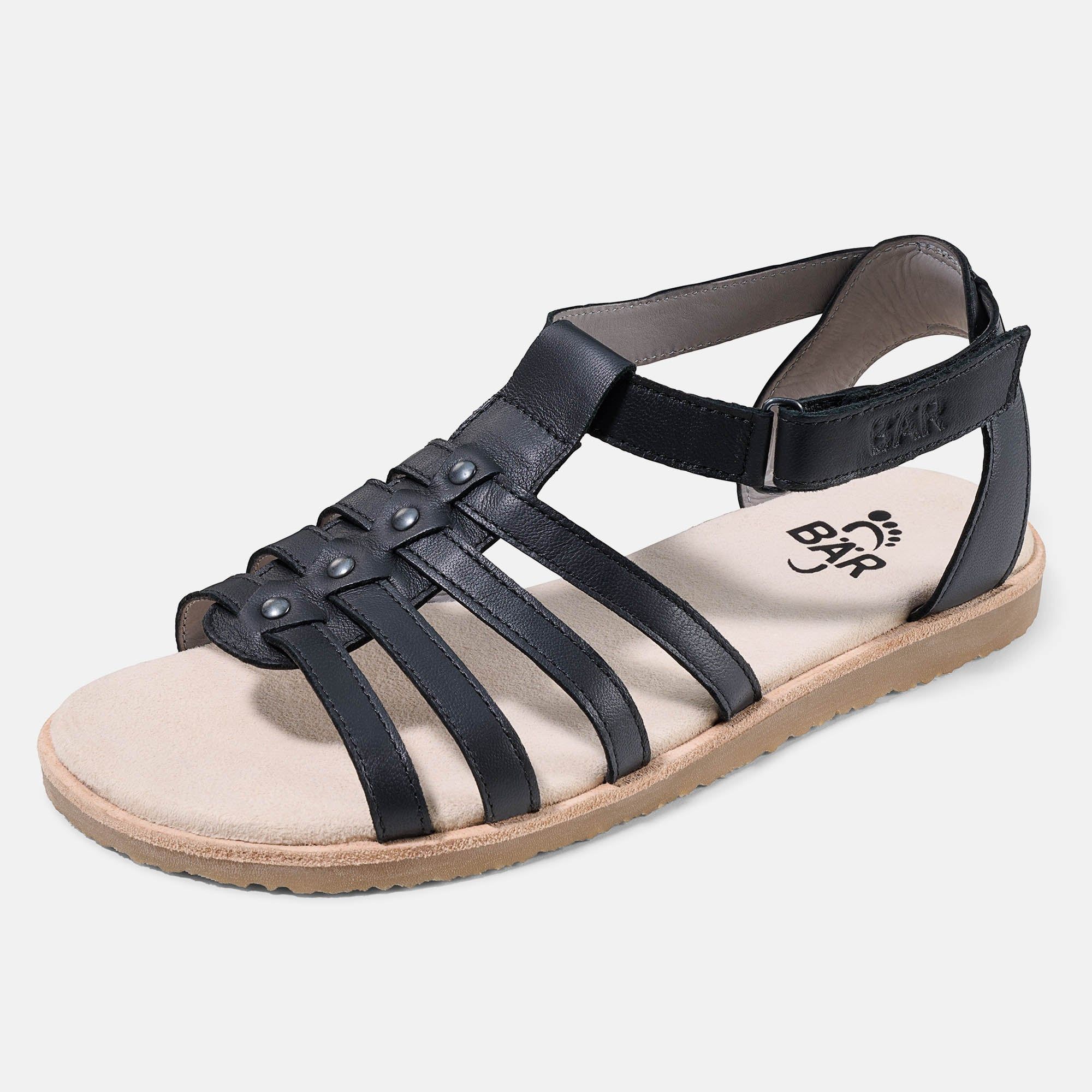 Schwarze Sandale mit Riemen, beigem Fußbett und brauner Sohle. Marke BÄR.