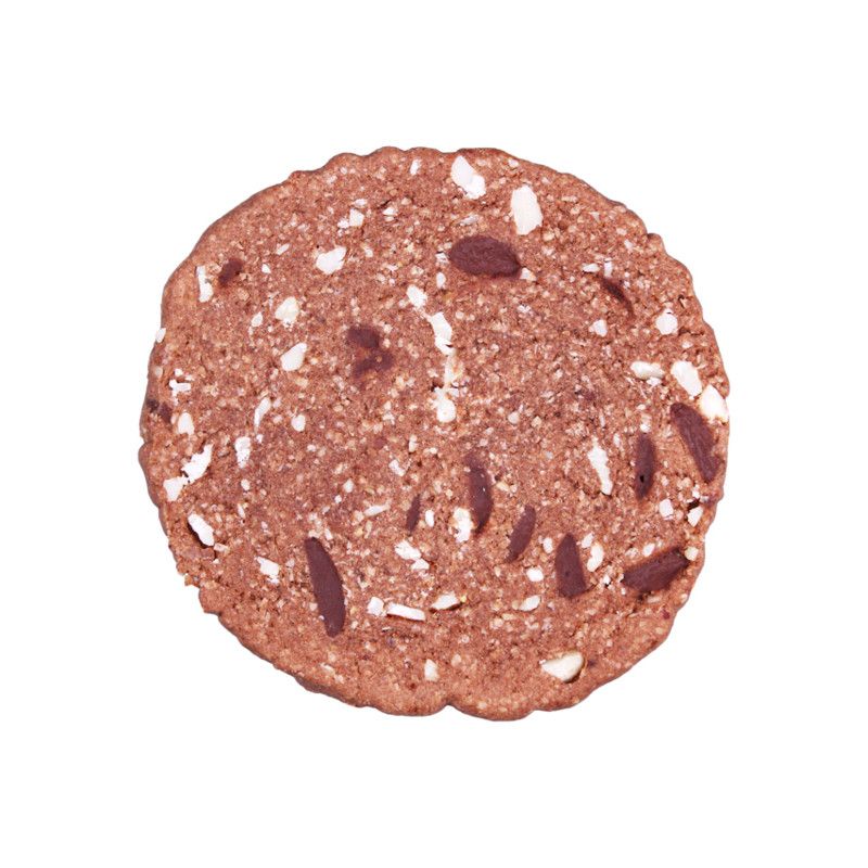 Runder Keks mit Mandeln und Schokoladenstückchen. Nahaufnahme, isoliert auf weißem Hintergrund.