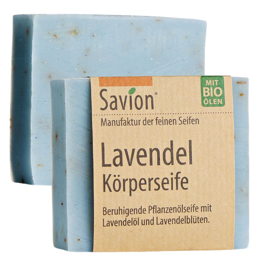 Zwei blaue Körperseifen mit Papierbanderole. Aufschrift: Lavendel Körperseife, Savion, mit Bio-Ölen.