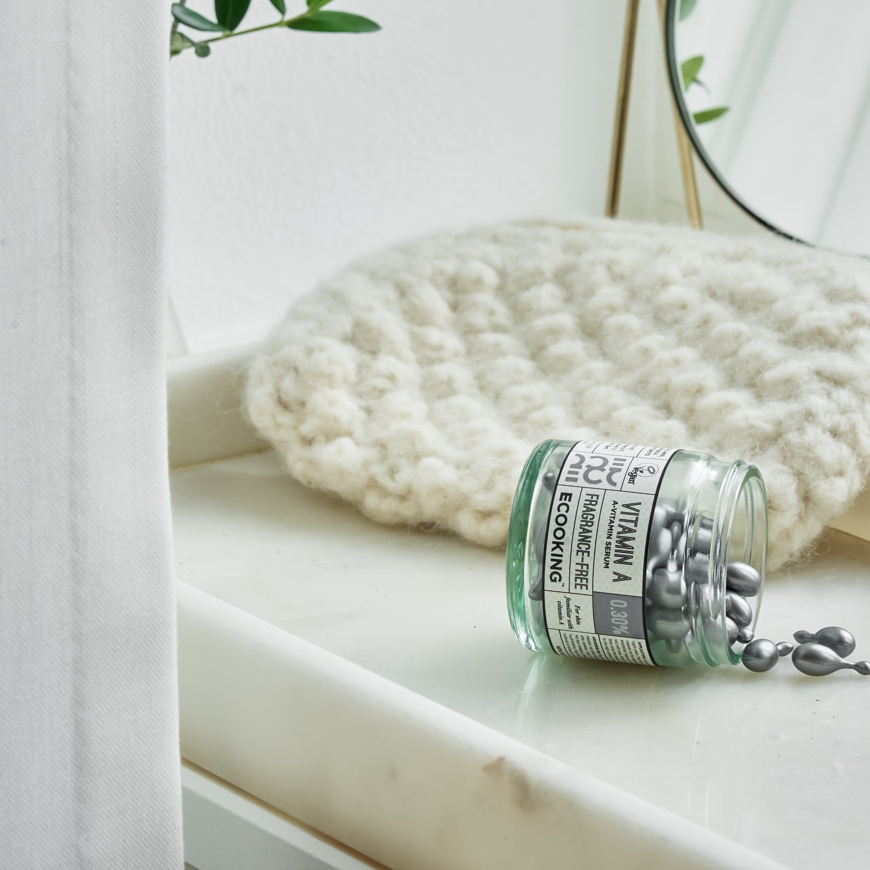 Glas mit Kapseln. Aufschrift: Vitamin A 0,30%, Fragrance-Free, Ecooking. Vegan-Siegel. Kapseln daneben.