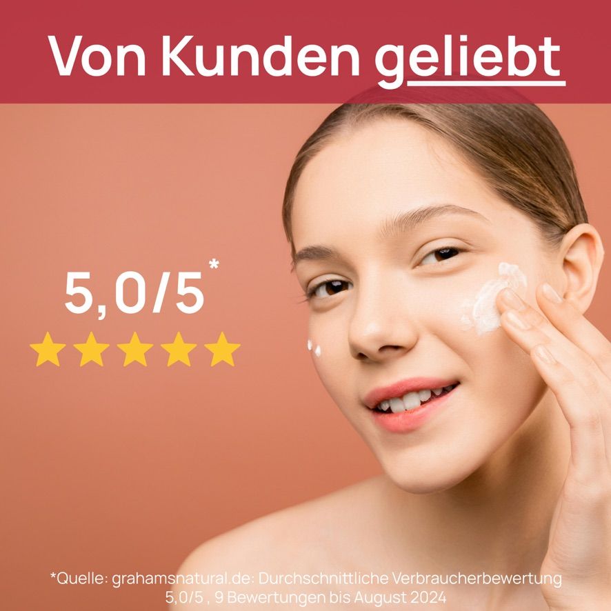 Eine Frau trägt Creme auf ihr Gesicht auf. Text: 5,0/5 Sterne, von Kunden geliebt.