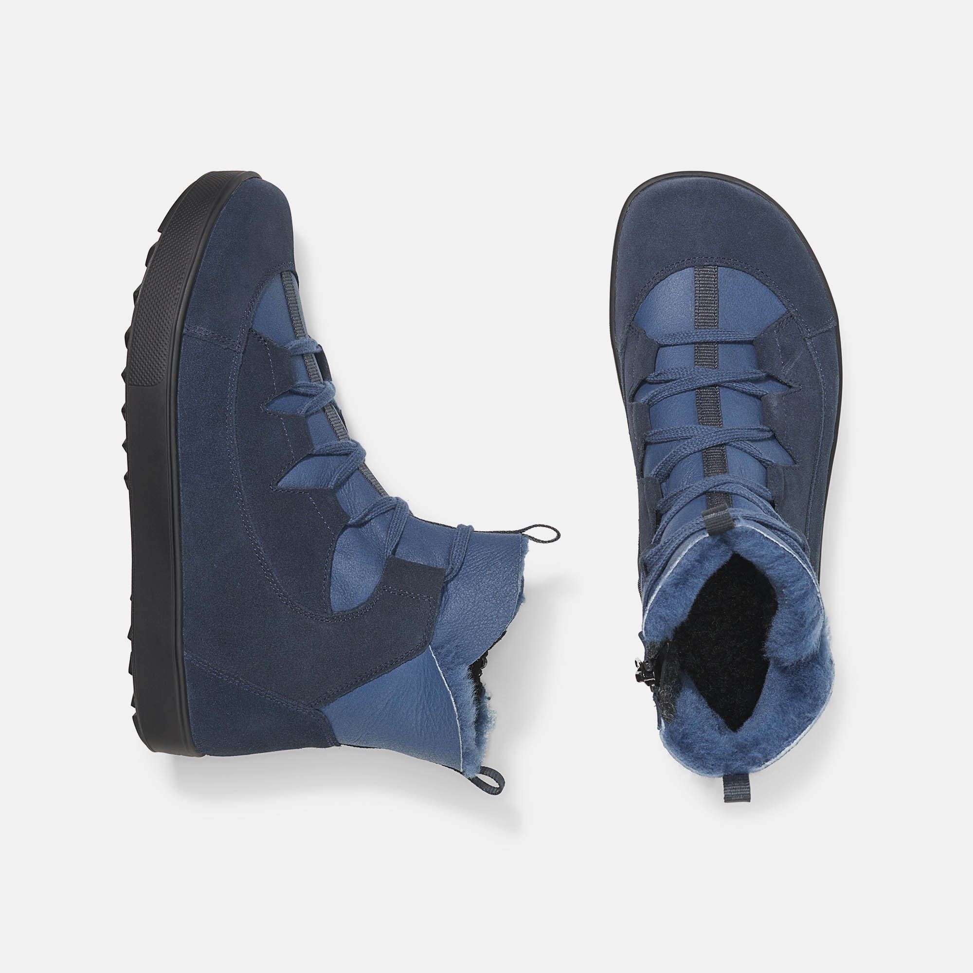 Zwei blaue Stiefeletten, Draufsicht. Schnürung, Fellfutter, schwarze Sohle. Obermaterial aus Leder und Textil.