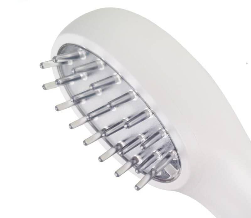 Nahaufnahme des Kopfes eines weißen Laser-Haarwuchskamms mit transparenten Stiften.