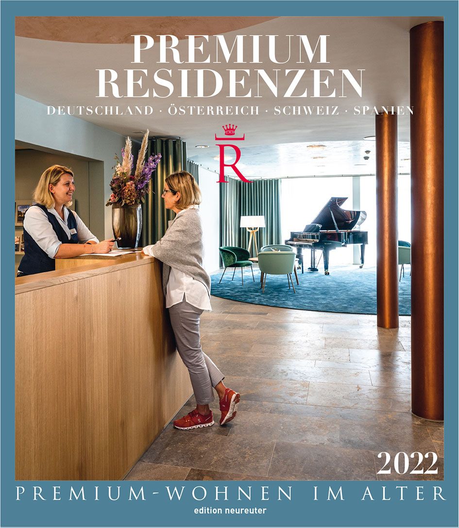 Buchcover mit "Premium Residenzen"-Logo, 2022. Frau am Empfang, dahinter Klavier und Sitzbereich.