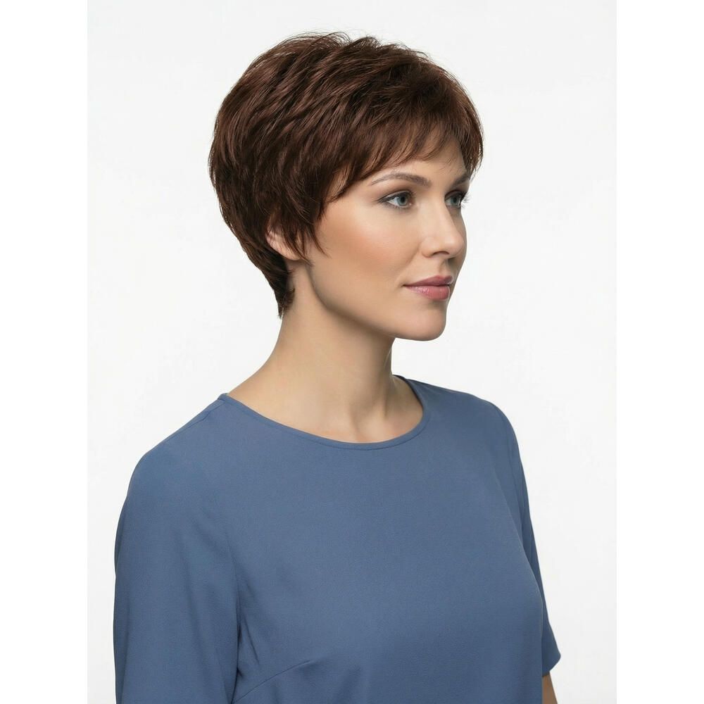Kurzhaarperücke in Braun, seitliche Ansicht einer Frau. Die Perücke hat einen Pony und ist leicht gewellt.