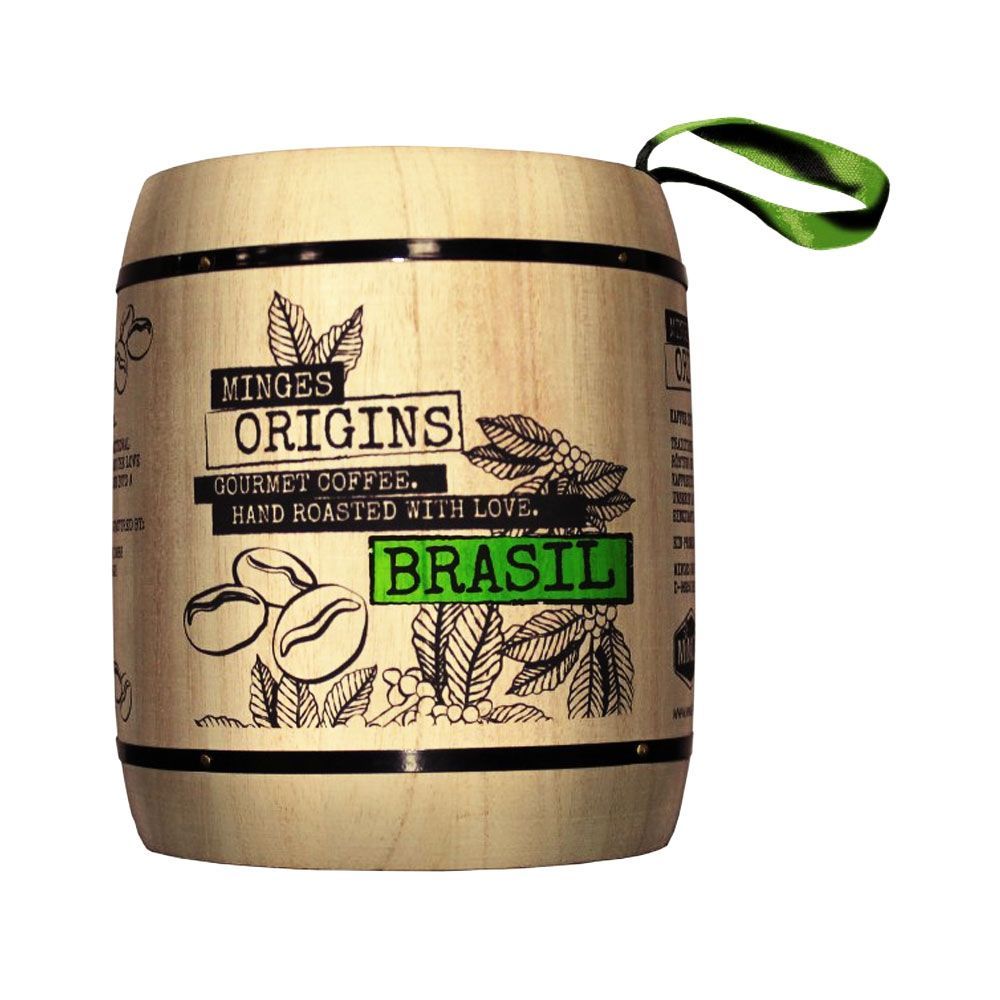 Holzfass mit Aufdruck "Minges Origins Brasil". Grüne Schleife. Kaffeebohnen-Illustrationen. Text: "Hand Roasted with Love".