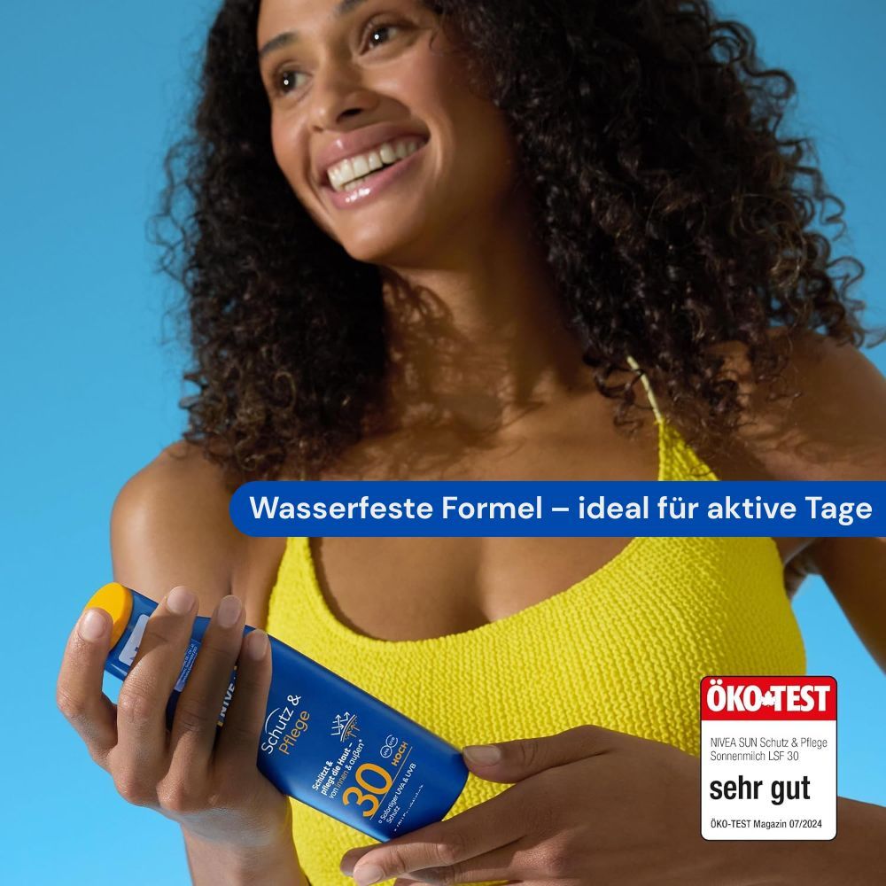 Frau hält eine blaue NIVEA SUN Sonnenmilchflasche. Wasserfeste Formel, ideal für aktive Tage. Öko-Test Siegel.