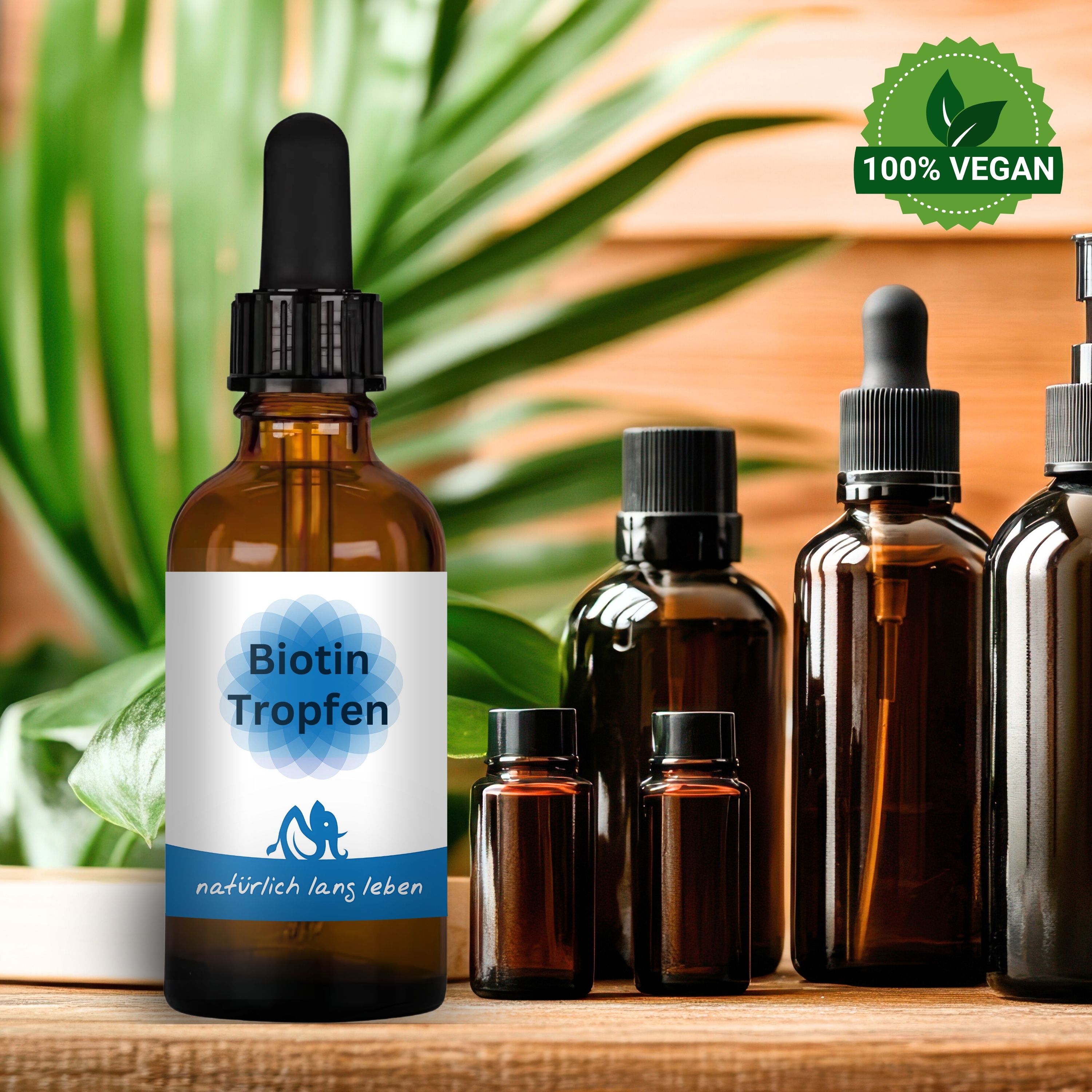 Mehrere braune Glasflaschen mit Pipetten. Etikett mit "Biotin Tropfen" und Logo. 100% Vegan-Siegel.