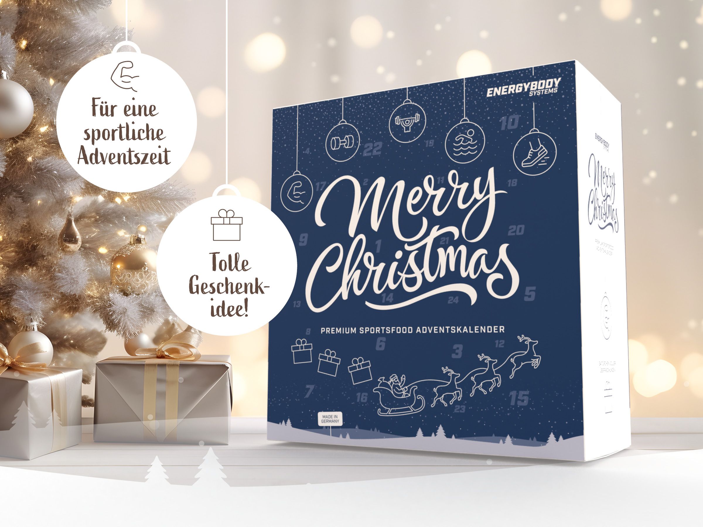 Blauer Adventskalender mit weißer Aufschrift Merry Christmas. Geschenkboxen und Weihnachtsbaum im Hintergrund.