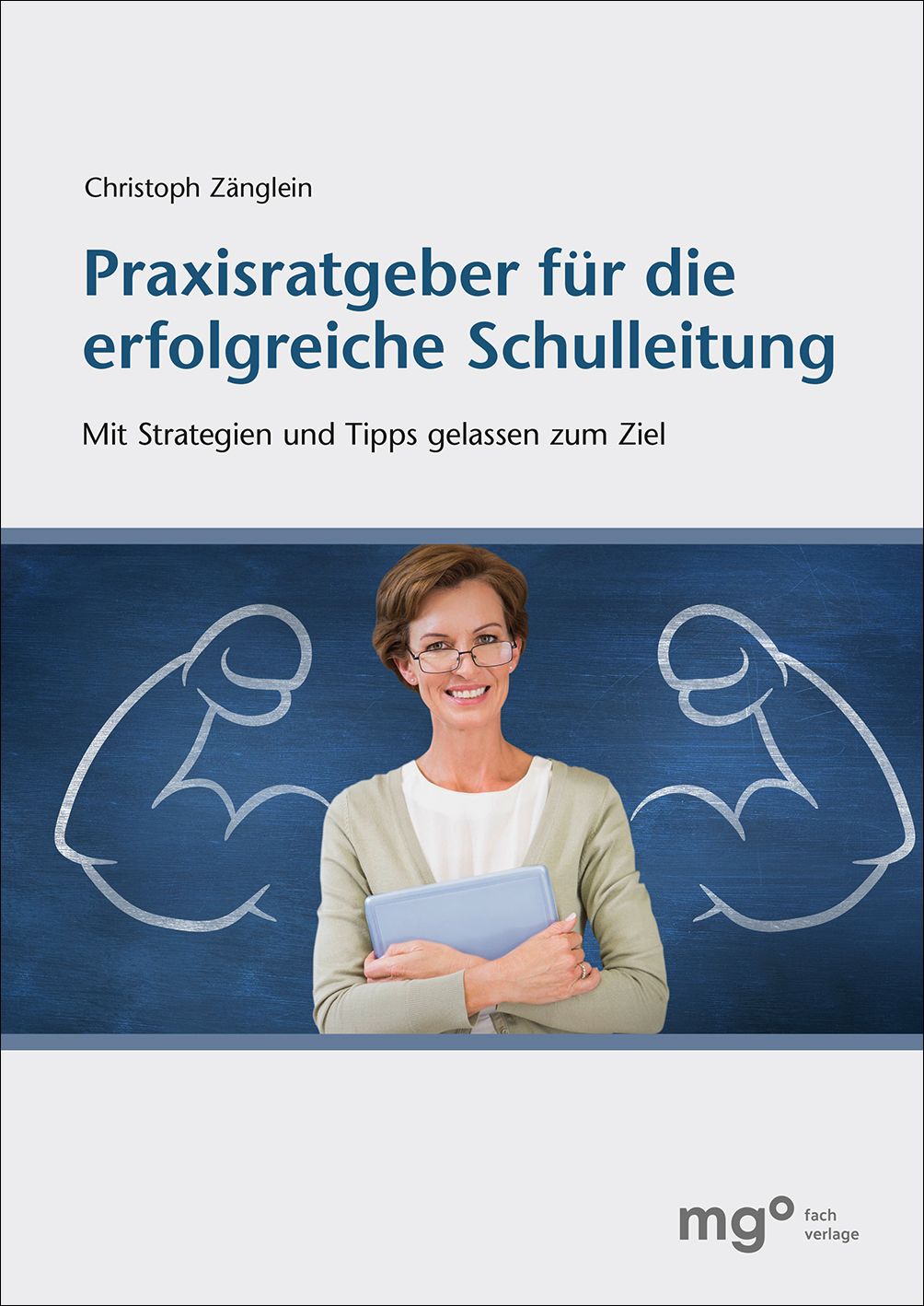 Buchcover: "Praxisratgeber für die erfolgreiche Schulleitung". Autor Christoph Zänglein. Frau mit Brille hält Tablet vor blauem Hintergrund.