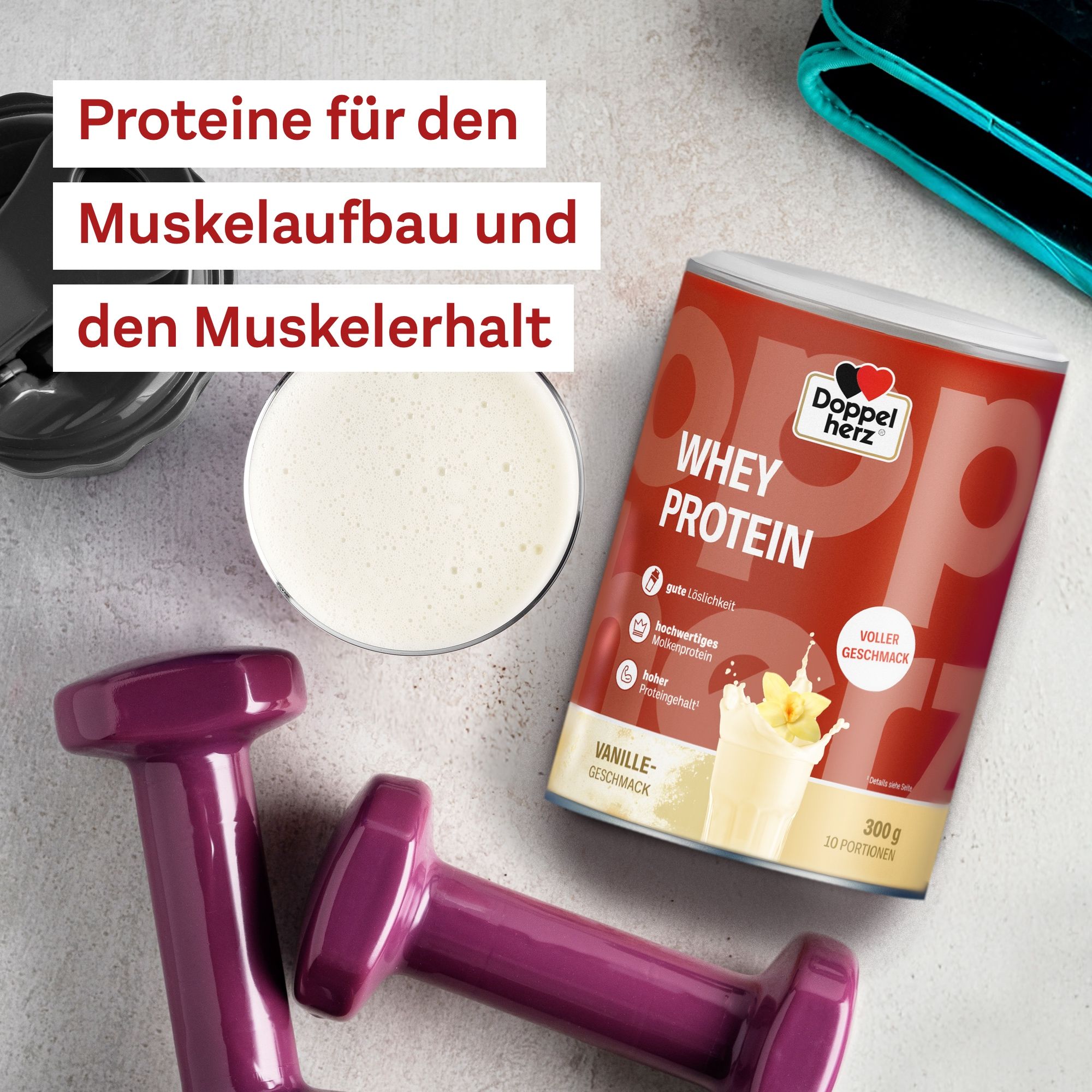Dose Doppelherz Whey Protein Vanille neben Hanteln und einem Getränk. Produkt auf grauem Untergrund.