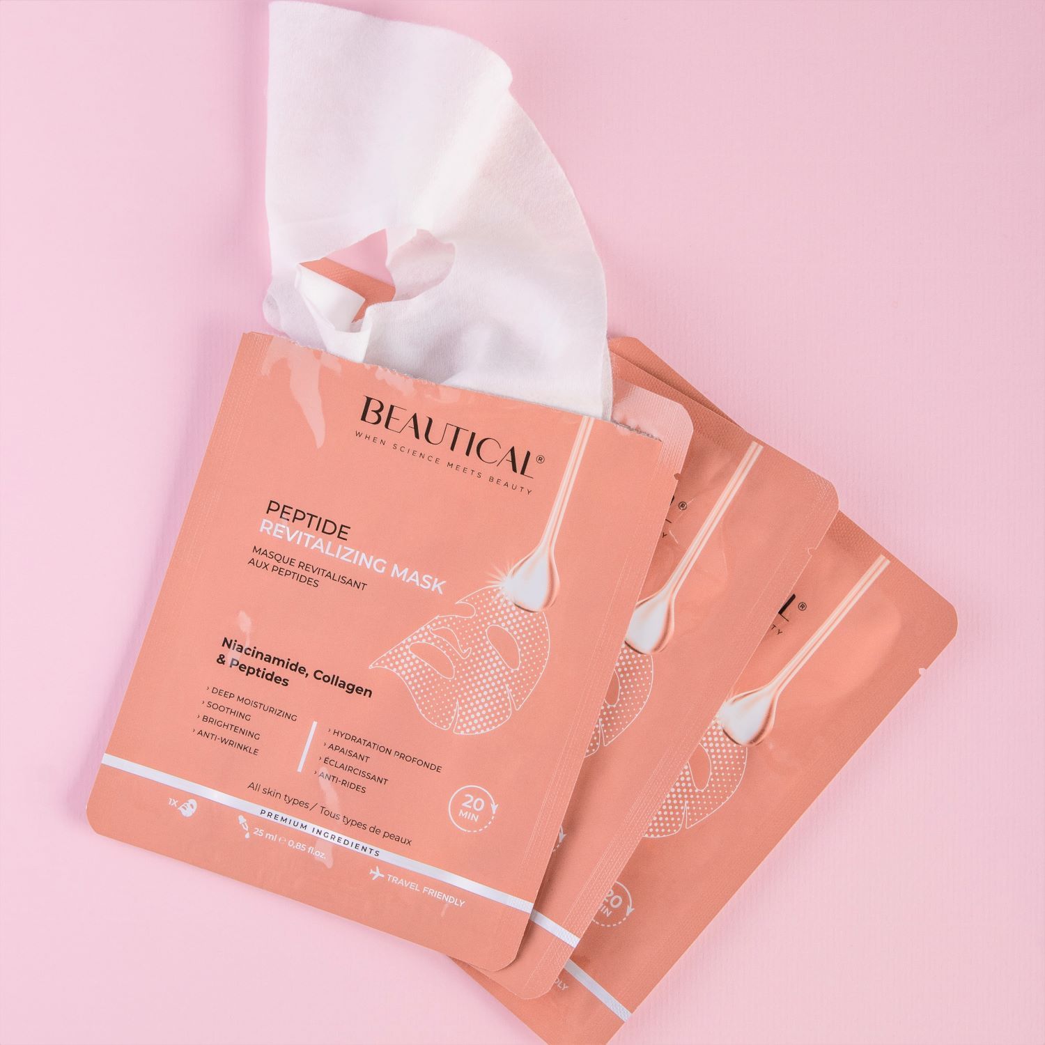 Drei Beautical Peptid-Revitalisierungsmasken auf rosa Untergrund. Text: Niacinamid, Kollagen & Peptide. Maske teilweise sichtbar.