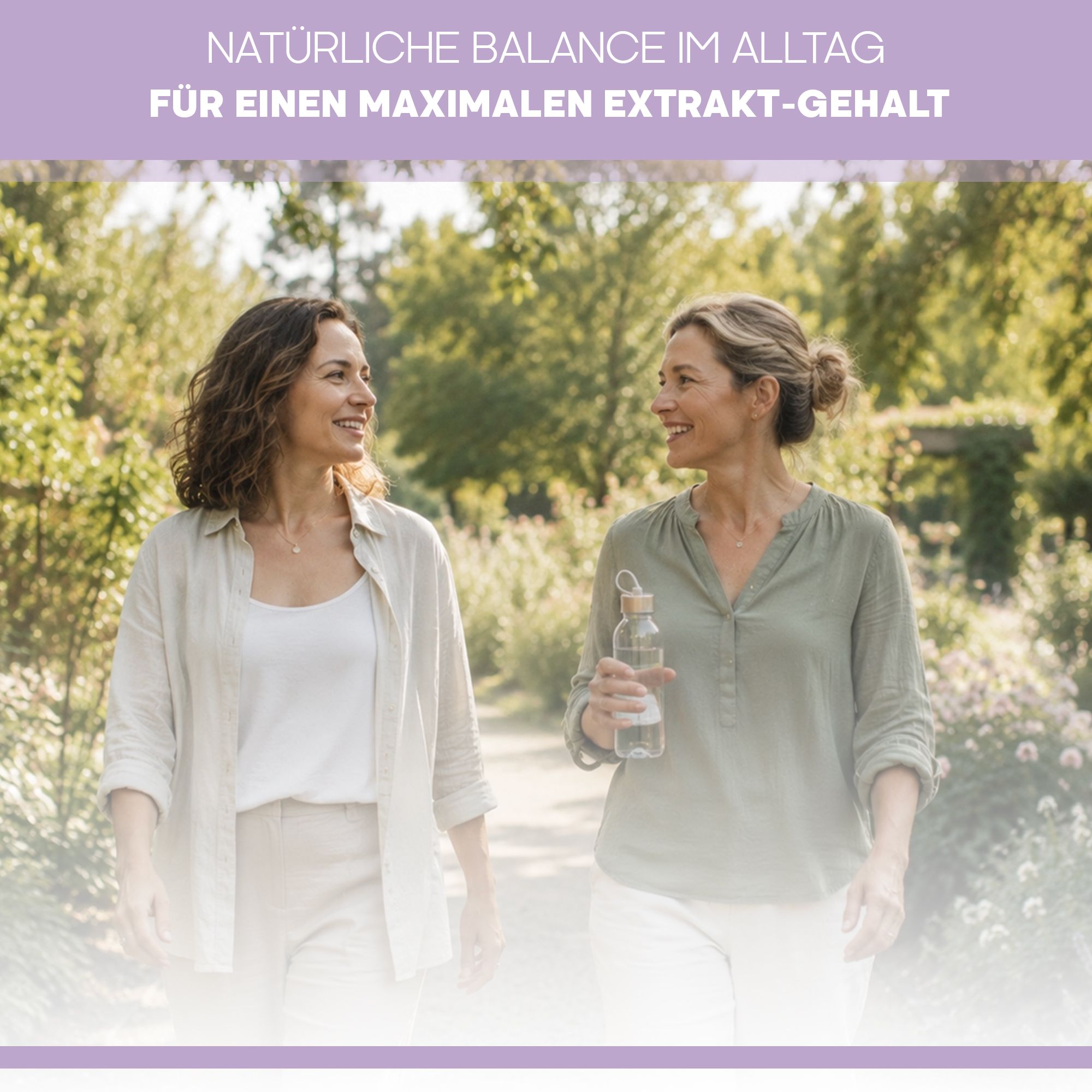 Zwei Frauen gehen auf einem Weg in der Natur, eine hält eine Glasflasche.