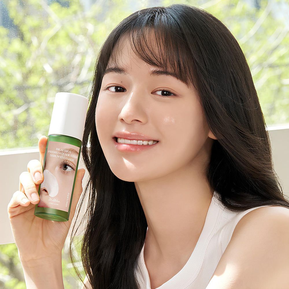 Frau hält eine Flasche Dr. Althea Premium Quick Step Sebum Cleanser.