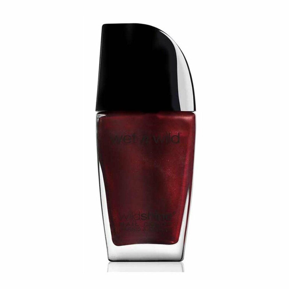 Nagellackflasche mit burgunderroter Farbe. Schwarzer Deckel. Aufschrift: Wild Shine Nail Color.