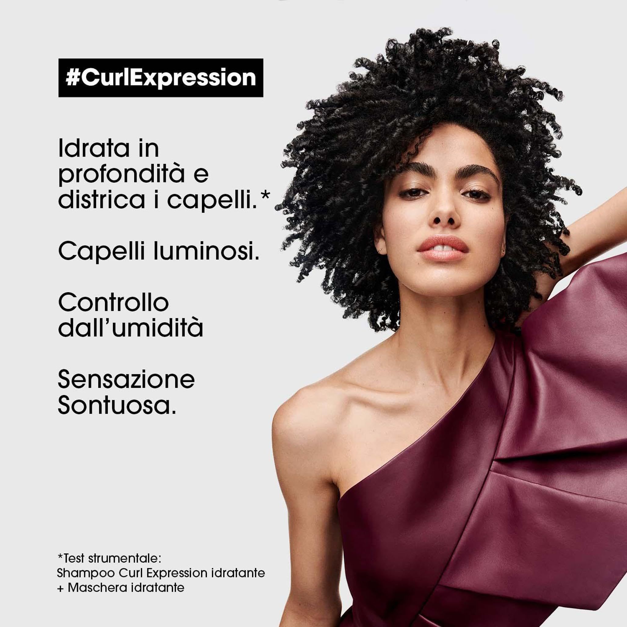 Frau mit lockigem Haar. Text: Feuchtigkeit, Glanz, Kontrolle, sinnliches Gefühl. Hashtag #CurlExpression.